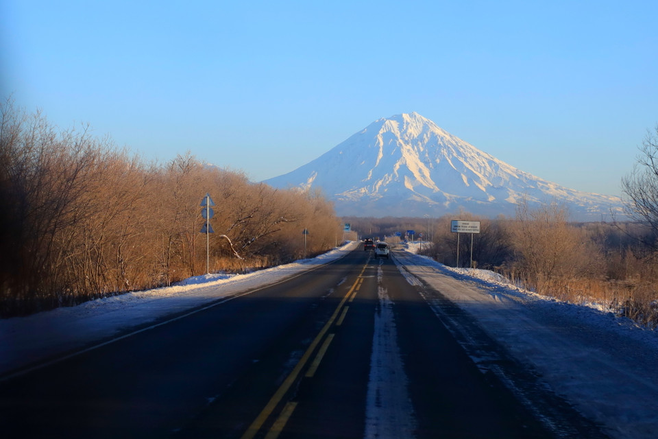 Hình ảnh núi lửa có thể được quan sát từ mọi nơi trên bán đảo Kamchatka. (Ảnh: Trần Hiếu/TTXVN)