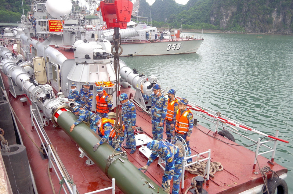 Cẩu nhận đưa ngư lôi vào ống phóng tại bến, chuẩn bị cho diễn tập bắn đạn thật. (Ảnh: Lữ đoàn 170/TTXVN phát)