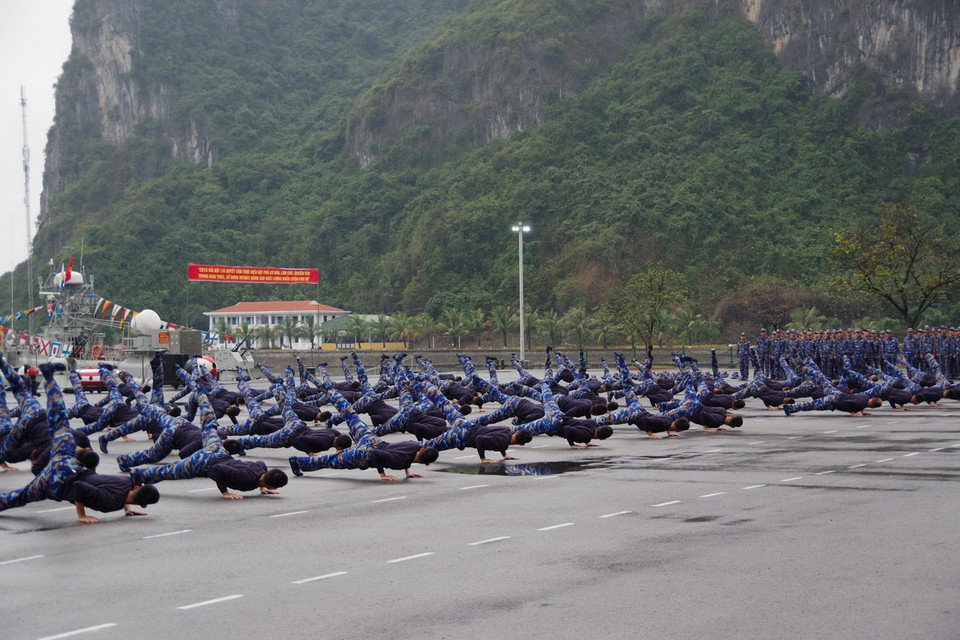 Cán bộ, chiến sỹ Lữ đoàn 170 thao diễn 4 bài thể dục, 16 động tác võ và 35 thế liên quyền trong Lễ ra quân huấn luyện năm 2024. (Ảnh: Lữ đoàn 170/TTXVN phát)