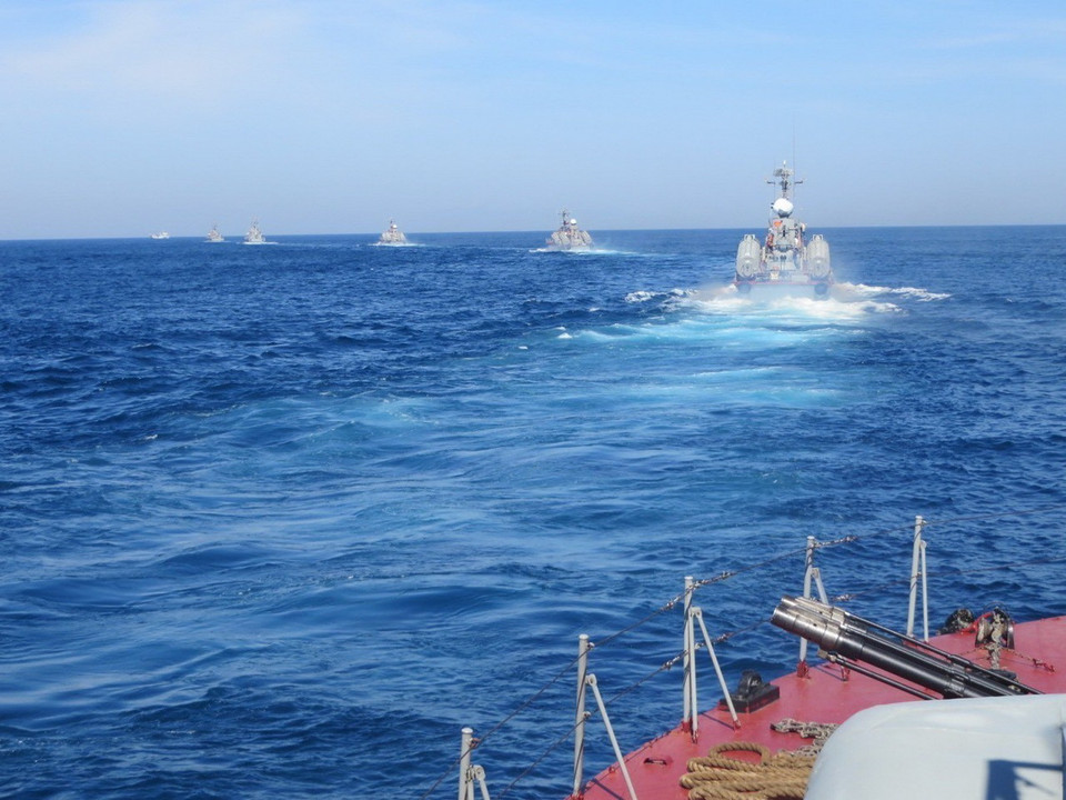 Các tàu của Lữ đoàn 170 diễn tập hiệp đồng trên biển. (Ảnh: Lữ đoàn 170/TTXVN phát)