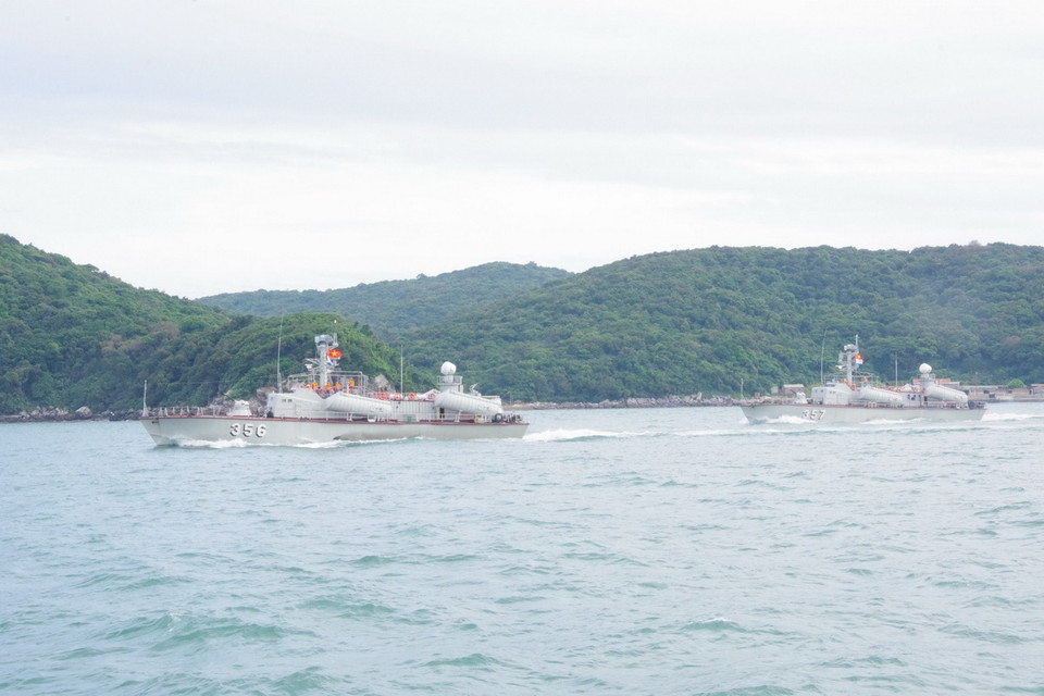 Tàu 356, 357 của Hải đội 134, Lữ đoàn 170 hiệp đồng diễn tập trên biển. (Ảnh: Lữ đoàn 170/TTXVN phát)