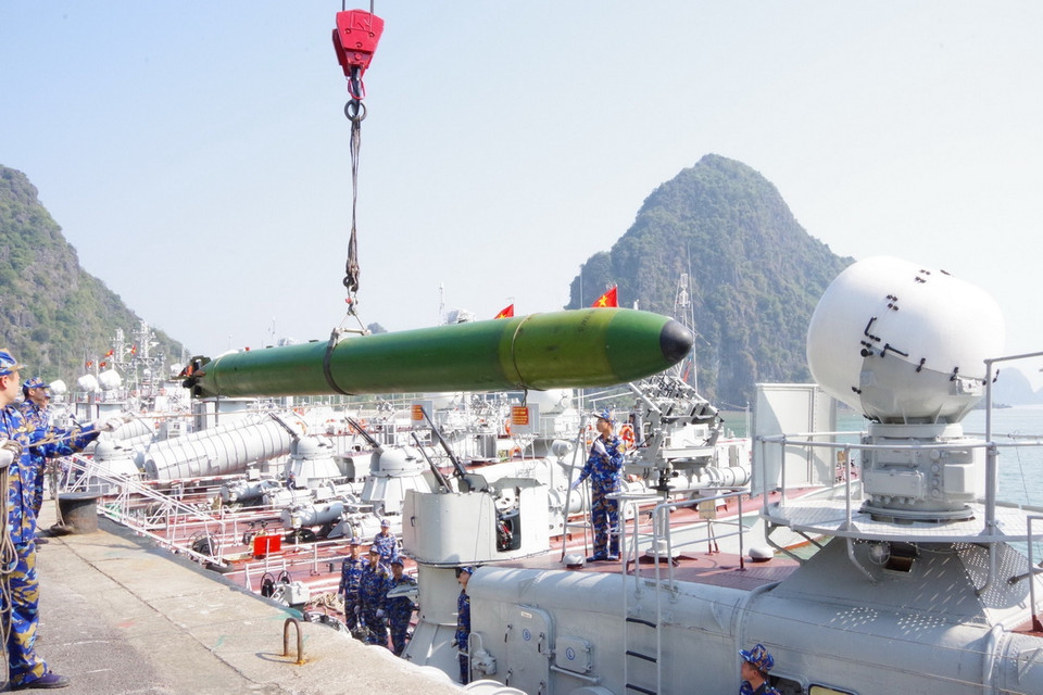 Cẩu nhận ngư lôi chiến đấu chuẩn bị cho diễn tập bắn đạn thật trên biển. (Ảnh: Lữ đoàn 170/TTXVN phát)