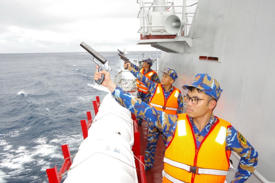 Bắn súng hiệu bắt đầu trong đợt tuần tra liên hợp và luyện tập chung tìm kiếm, cứu nạn với Hải quân Quân Giải phóng nhân dân Trung quốc lần thứ 36. (Ảnh: Lữ đoàn 170/TTXVN phát)