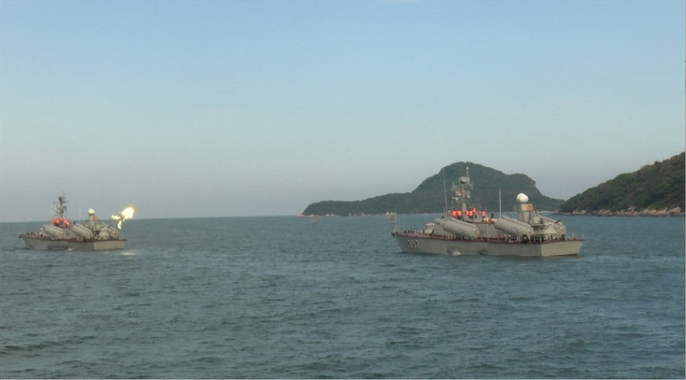 Tàu của Hải đội 134, Lữ đoàn 170 diễn tập bắn đạn thật trên biển. (Ảnh: Lữ đoàn 170/TTXVN phát)