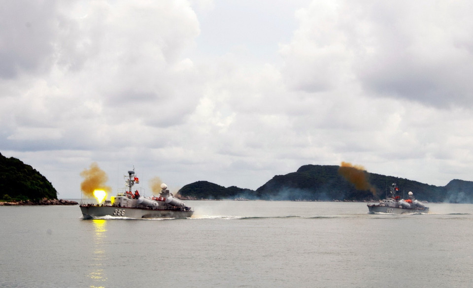 Tàu 356, 357 (Hải đội 134, Lữ đoàn 170) diễn tập bắn đạn thật trên biển. (Ảnh: Lữ đoàn 170/TTXVN phát)