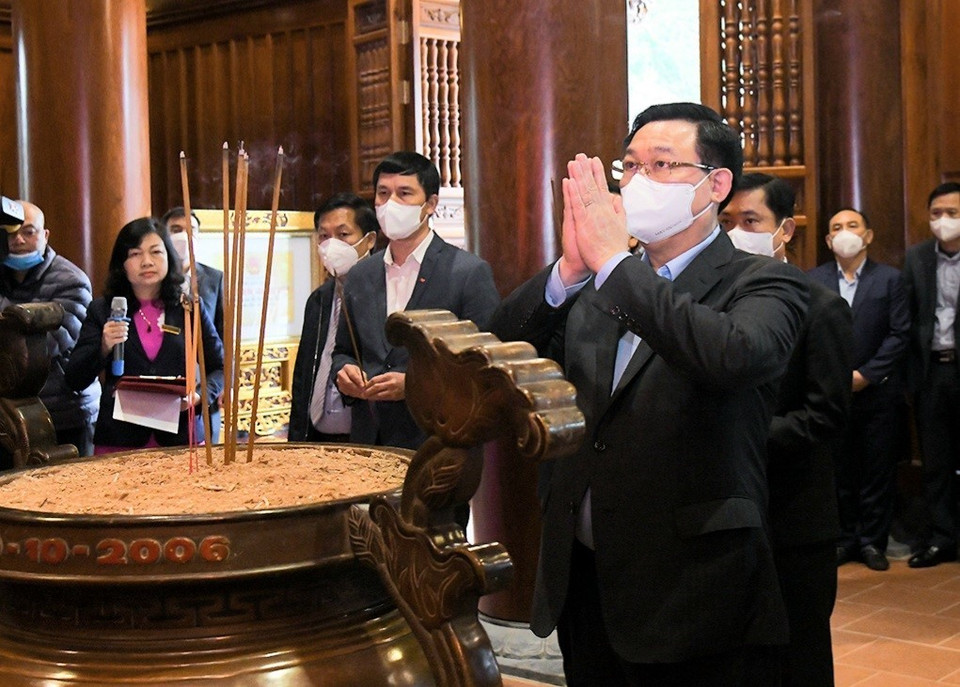 Chủ tịch Quốc hội Vương Đình Huệ dâng hương tại lễ dâng hương. (Ảnh: TTXVN)