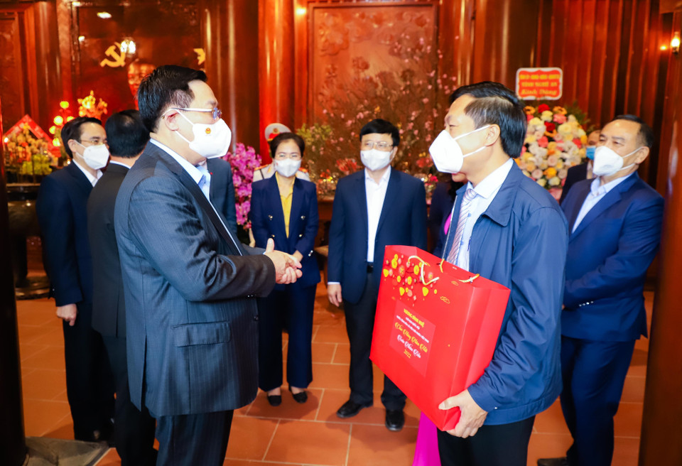 Chủ tịch Quốc hội Vương Đình Huệ tặng quà và chúc Tết cán bộ Khu di tích Quốc gia đặc biệt Kim Liên. (Ảnh: TTXVN phát)