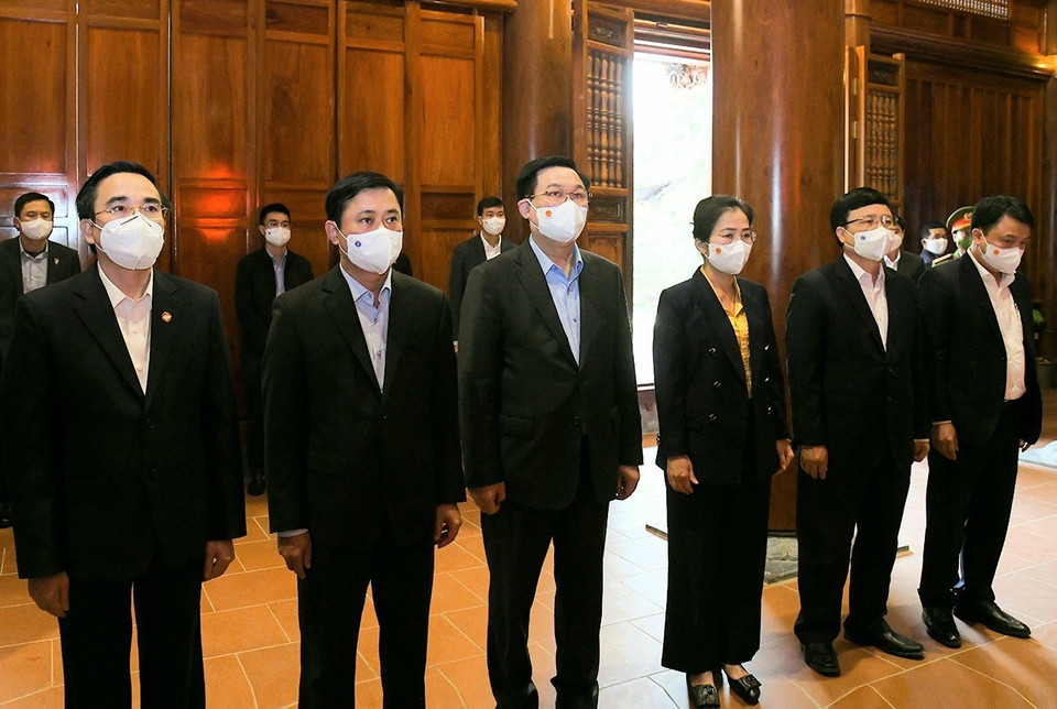 Quang cảnh lễ dâng hương. (Ảnh: TTXVN)