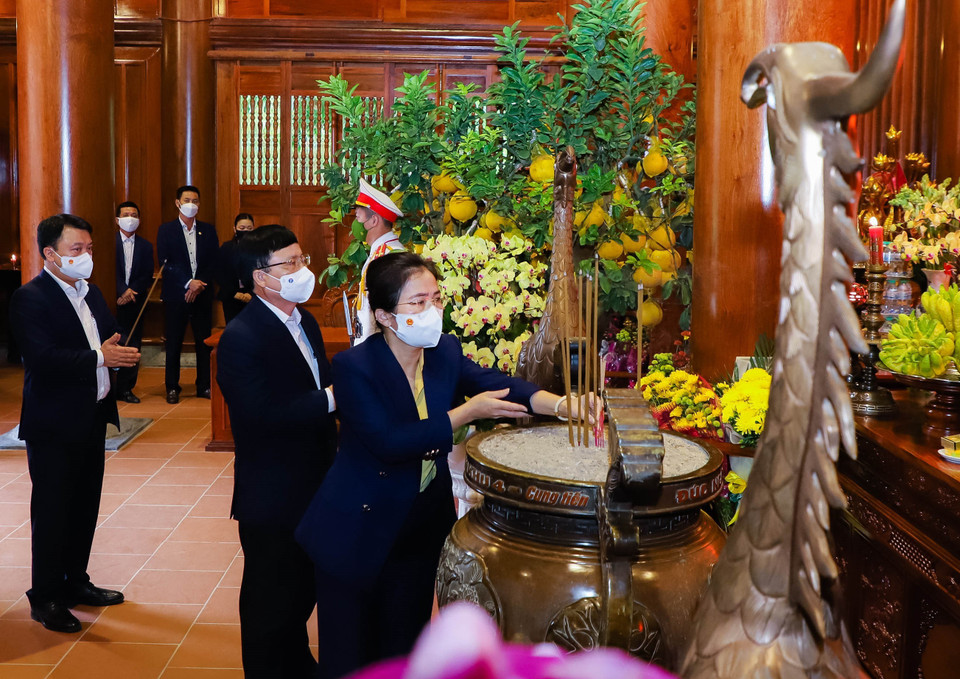 Lãnh đạo tỉnh Nghệ An dâng hương tưởng niệm Chủ tịch Hồ Chí Minh tại Nhà tưởng niệm Hồ Chí Minh (Khu di tích Quốc gia đặc biệt Kim Liên). (Ảnh: TTXVN phát)