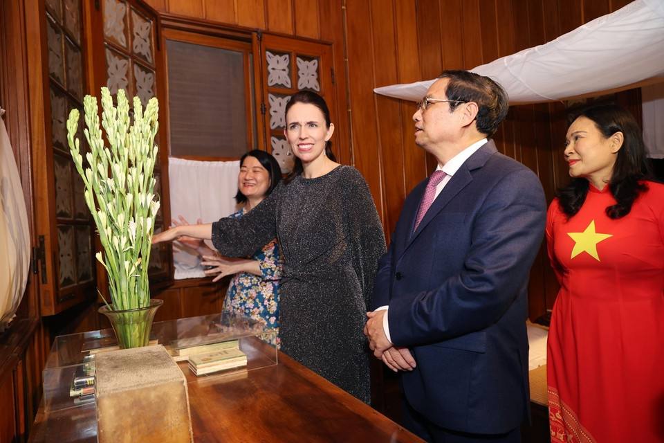 Thủ tướng Phạm Minh Chính và Thủ tướng New Zealand Jacinda Ardern thăm Khu Di tích Chủ tịch Hồ Chí Minh tại Phủ Chủ tịch. (Ảnh: Dương Giang/TTXVN)