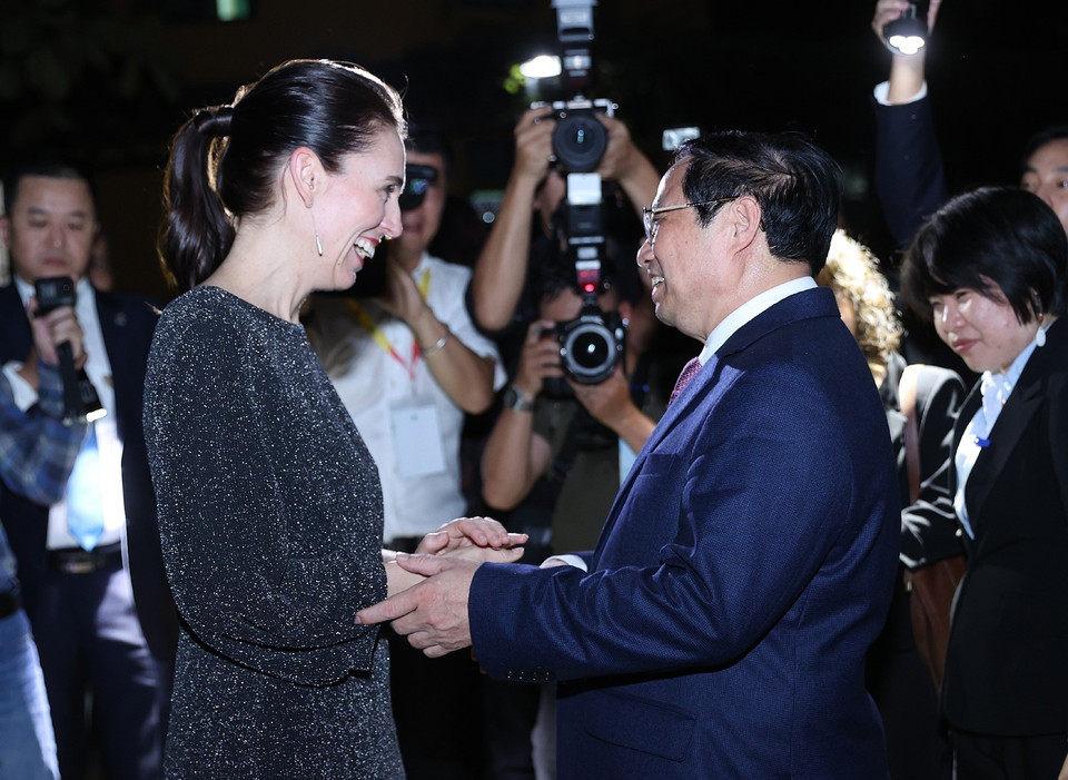 Thủ tướng Phạm Minh Chính tiễn Thủ tướng New Zealand Jacinda Ardern. (Ảnh: Dương Giang/TTXVN)