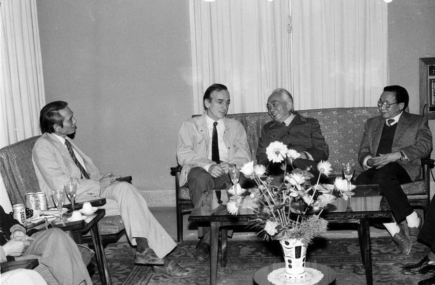 Đại tướng Võ Nguyên Giáp đến thăm và làm việc với TTXVN (1990). (Ảnh: Tư liệu TTXVN)