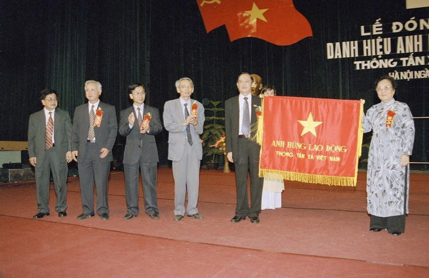 Phó Chủ tịch nước Nguyễn Thị Bình trao Danh hiệu Anh hùng Lao động của Chủ tịch nước tặng TTXVN, ngày 21/6/2001. (Ảnh: Nguyễn Khang/TTXVN)