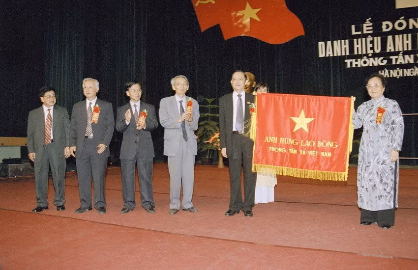 Phó Chủ tịch nước Nguyễn Thị Bình trao Danh hiệu Anh hùng Lao động của Chủ tịch nước tặng TTXVN, ngày 21/6/2001. (Ảnh: Nguyễn Khang/TTXVN)