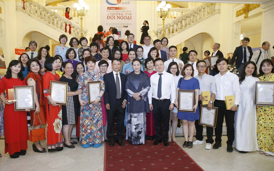 Chủ tịch Quốc hội Nguyễn Thị Kim Ngân với lãnh đạo và các nhà báo của TTXVN đoạt Giải thưởng toàn quốc về thông tin đối ngoại lần thứ VI (28/7/2020). (Ảnh: Minh Quyết/TTXVN)