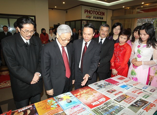 Nhân dịp Tết Nguyên đán Nhâm Thìn 2012, sáng 18/1/2012, Tổng Bí thư Nguyễn Phú Trọng đến thăm, chúc Tết cán bộ, phóng viên, biên tập viên, nhân viên Thông tấn xã Việt Nam. (Ảnh: Trí Dũng/TTXVN)