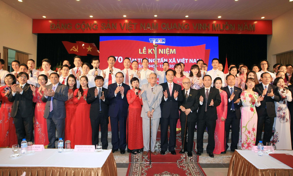 Thủ tướng Nguyễn Tấn Dũng và các đại biểu với cán bộ, phóng viên, biên tập viên, nhân viên các thế hệ của TTXVN trong lần đến dự lễ kỷ niệm 70 năm Ngày thành lập TTXVN (15/9/2015). (Ảnh: Đức Tám/TTXVN)