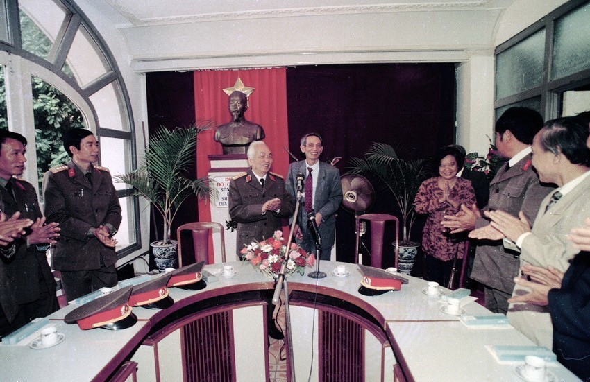 Đại tướng Võ Nguyên Giáp dự và phát biểu tại buổi gặp mặt phóng viên quân sự do Thông tấn xã Việt Nam tổ chức, nhân kỷ niệm 50 năm Ngày thành lập Quân đội nhân dân (12/1994). (Ảnh: Minh Đạo/TTXVN)