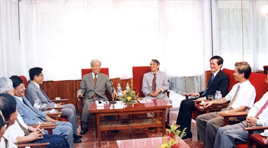 Tổng Bí thư Đỗ Mười thăm và làm việc với TTXVN nhân kỷ niệm 50 năm ngày thành lập ngành, ngày 1/9/1995. (Ảnh: Xuân Lâm/TTXVN)