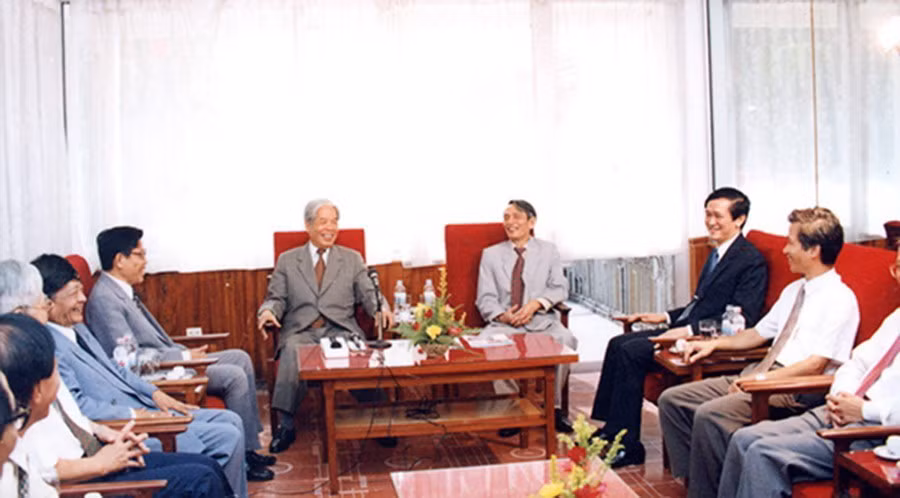 Tổng Bí thư Đỗ Mười thăm và làm việc với TTXVN nhân kỷ niệm 50 năm ngày thành lập ngành, ngày 1/9/1995. (Ảnh: Xuân Lâm/TTXVN)