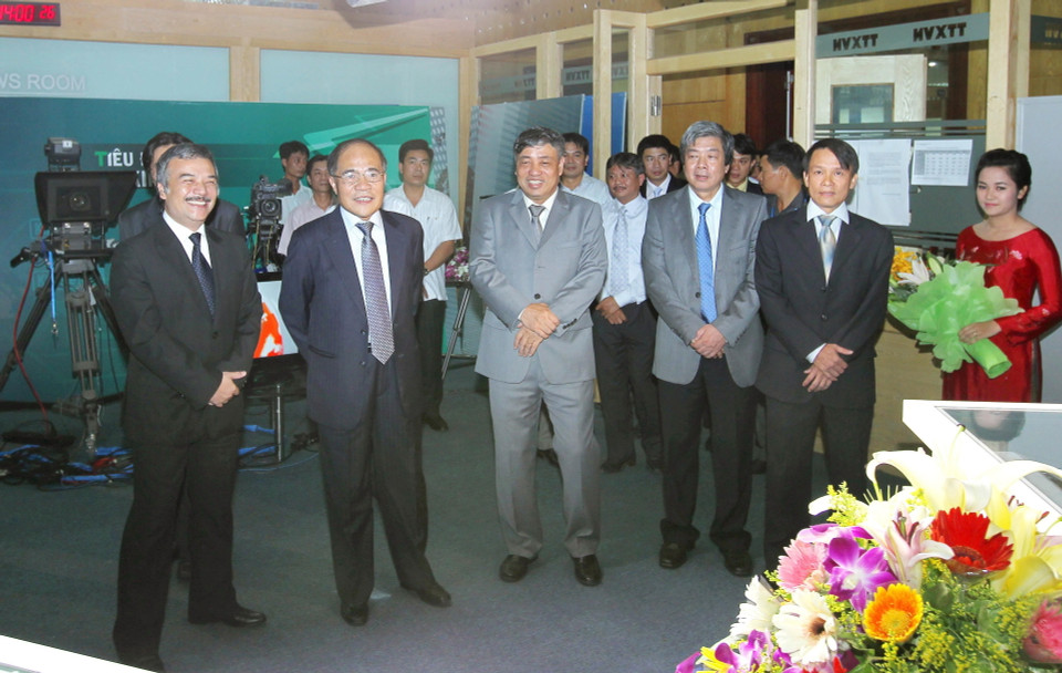 Nhân dịp kỷ niệm 66 năm Ngày thành lập Thông tấn xã Việt Nam (15/9/1945-15/9/2011), ngày 14/9/2011, Chủ tịch Quốc hội Nguyễn Sinh Hùng đến thăm và làm việc với Thông tấn xã Việt Nam. (Ảnh: Tấn Sáng/TTXVN)