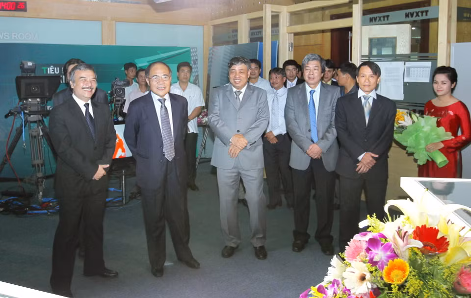 Nhân dịp kỷ niệm 66 năm Ngày thành lập Thông tấn xã Việt Nam (15/9/1945-15/9/2011), ngày 14/9/2011, Chủ tịch Quốc hội Nguyễn Sinh Hùng đến thăm và làm việc với Thông tấn xã Việt Nam. (Ảnh: Tấn Sáng/TTXVN)