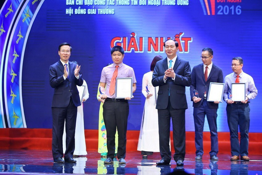 Chủ tịch nước Trần Đại Quang trao giải nhất Giải thưởng toàn quốc về Thông tin đối ngoại năm 2016 cho tác giả Trần Lê Lâm (Ban Biên tập Ảnh, Thông tấn xã Việt Nam), ngày 31/5/2017. (Ảnh: Minh Quyết/TTXVN)