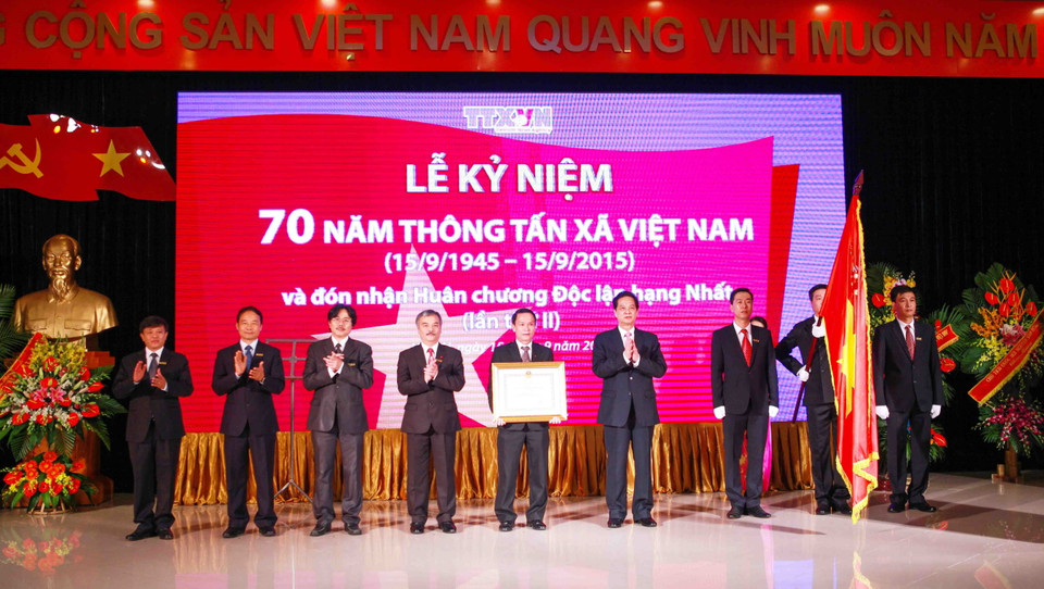 Sáng 15/9/2015, Thủ tướng Nguyễn Tấn Dũng đến dự Lễ kỷ niệm 70 năm Ngày thành lập Thông tấn xã Việt Nam (15/9/1945 – 15/9/2015) và trao Huân chương Độc lập hạng Nhất (lần thứ hai) của Chủ tịch nước tặng TTXVN. (Ảnh: Trọng Đạt/TTXVN)