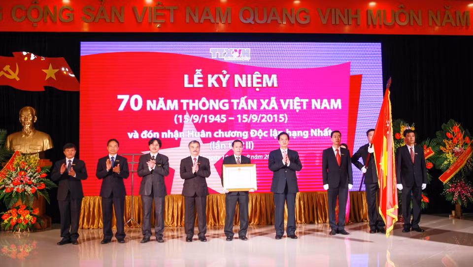 Sáng 15/9/2015, Thủ tướng Nguyễn Tấn Dũng đến dự Lễ kỷ niệm 70 năm Ngày thành lập Thông tấn xã Việt Nam (15/9/1945 – 15/9/2015) và trao Huân chương Độc lập hạng Nhất (lần thứ hai) của Chủ tịch nước tặng TTXVN. (Ảnh: Trọng Đạt/TTXVN)