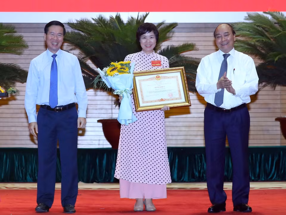 Phó Tổng giám đốc Vũ Việt Trang nhận Bằng khen của Thủ tướng Nguyễn Xuân Phúc khen TTXVN có thành tích xuất sắc trong đợt tuyên truyền công tác phòng, chống đại dịch COVID-19 (16/6/2020). (Ảnh: Thống Nhất/TTXVN)