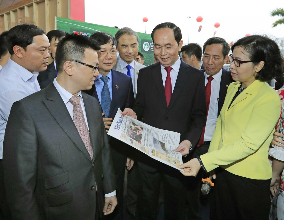 Chủ tịch nước Trần Đại Quang thăm gian trưng bày các ấn phẩm của Thông tấn xã Việt Nam tại Hội báo toàn quốc năm 2018. (Ảnh: Nhan Sáng/TTXVN)