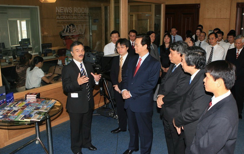 Thủ tướng Nguyễn Tấn Dũng thăm Trung tâm Truyền hình Thông tấn (2009). (Ảnh: Đức Tám/TTXVN)