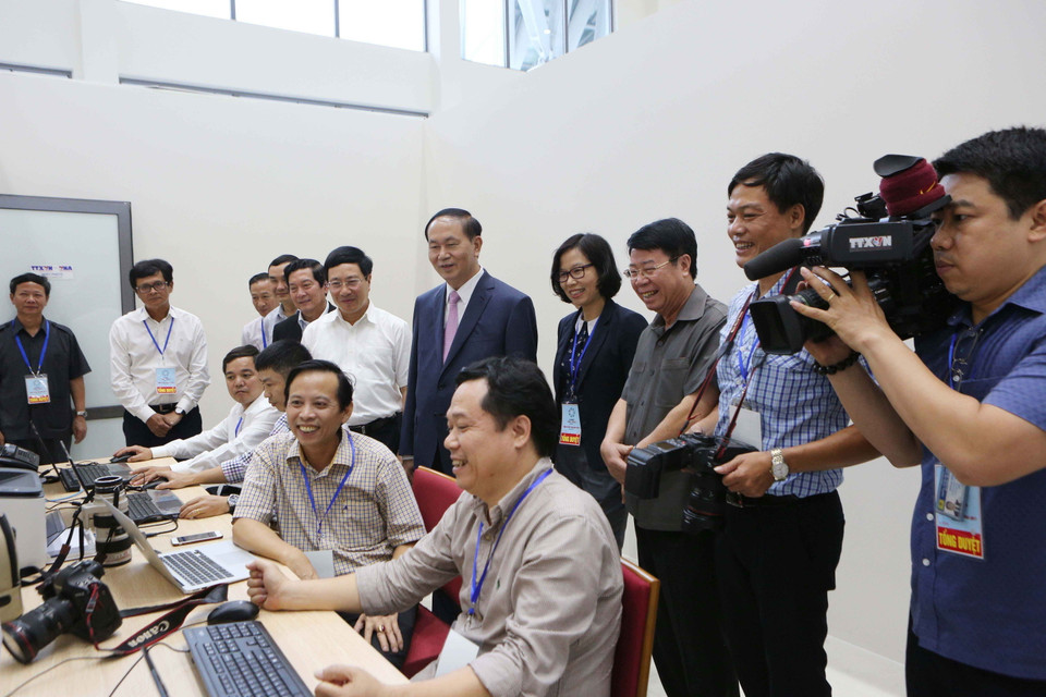 Chủ tịch nước Trần Đại Quang với cán bộ, phóng viên, biên tập viên TTXVN tham dự, đưa tin các hoạt động của Tuần lễ Cấp cao APEC 2017, chiều 29/10/2017, tại thành phố Đà Nẵng. (Ảnh: TTXVN)