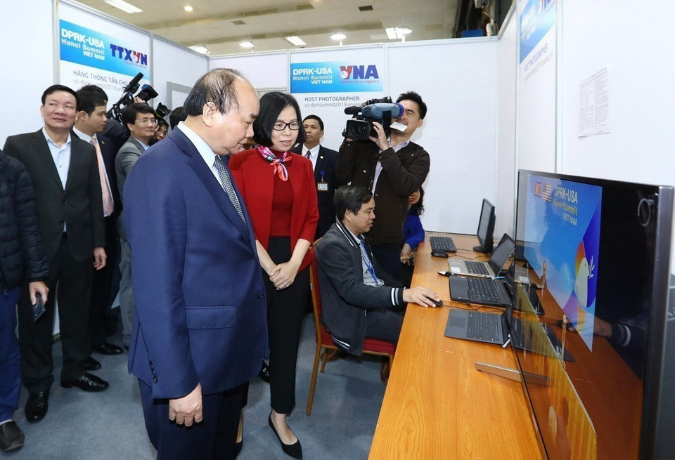 Thủ tướng Nguyễn Xuân Phúc kiểm tra khu vực tác nghiệp của Thông tấn xã Việt Nam tại Trung tâm Báo chí quốc tế trong việc đưa tin về Hội nghị Thượng đỉnh Mỹ - Triều Tiên lần thứ hai, ngày 24/2/2019. (Ảnh: Thống Nhất/TTXVN)