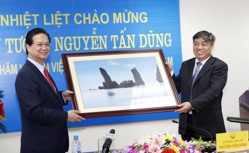 Nhân kỷ niệm 84 năm ngày Báo chí Cách mạng Việt Nam (21/6), ngày 17/6/2009, Thủ tướng Nguyễn Tấn Dũng đến thăm và làm việc với cán bộ chủ chốt của Thông tấn xã Việt Nam. (Ảnh: Đức Tám/TTXVN)