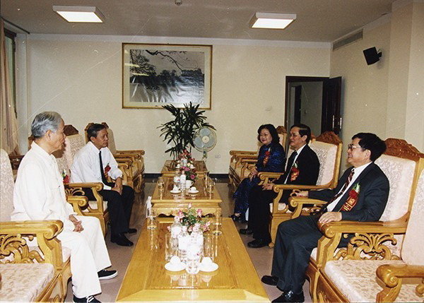 Nguyên Tổng Bí thư Đỗ Mười dự lễ đón nhận danh hiệu Anh hùng Lao động trong thời kỳ đổi mới của TTXVN, ngày 21/6/2001. (Ảnh: TTXVN)