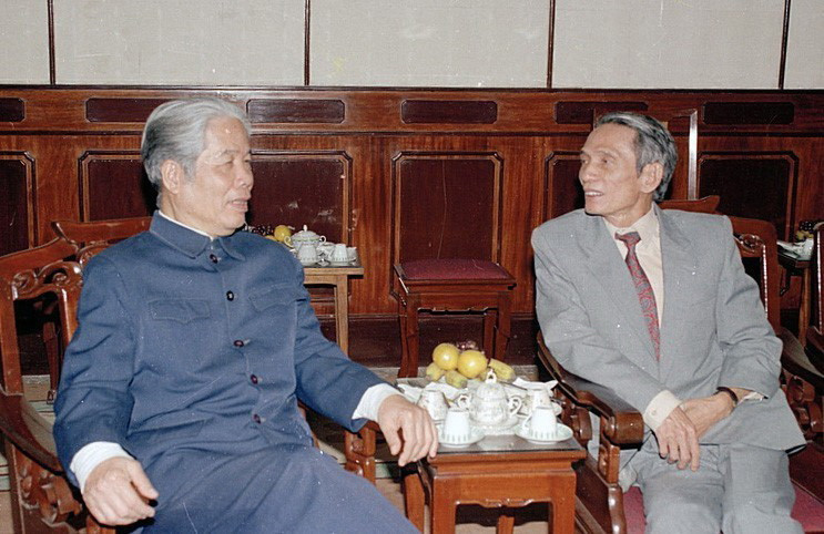 Tổng Giám đốc Đỗ Phượng đón Tổng Bí thư Đỗ Mười đến thăm TTXVN (1992). (Ảnh: TTXVN)