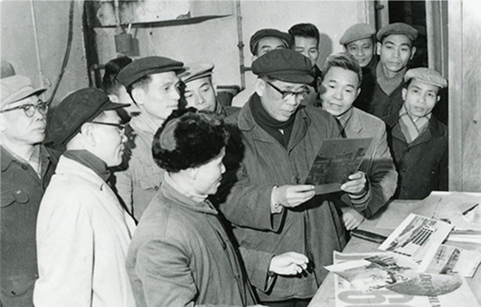 Tháng 2/1967, đồng chí Lê Duẩn, Bí thư thứ nhất Ban Chấp hành Trung ương Đảng đến thăm và làm việc với Việt Nam Thông tấn xã. (Ảnh: Tư liệu TTXVN)