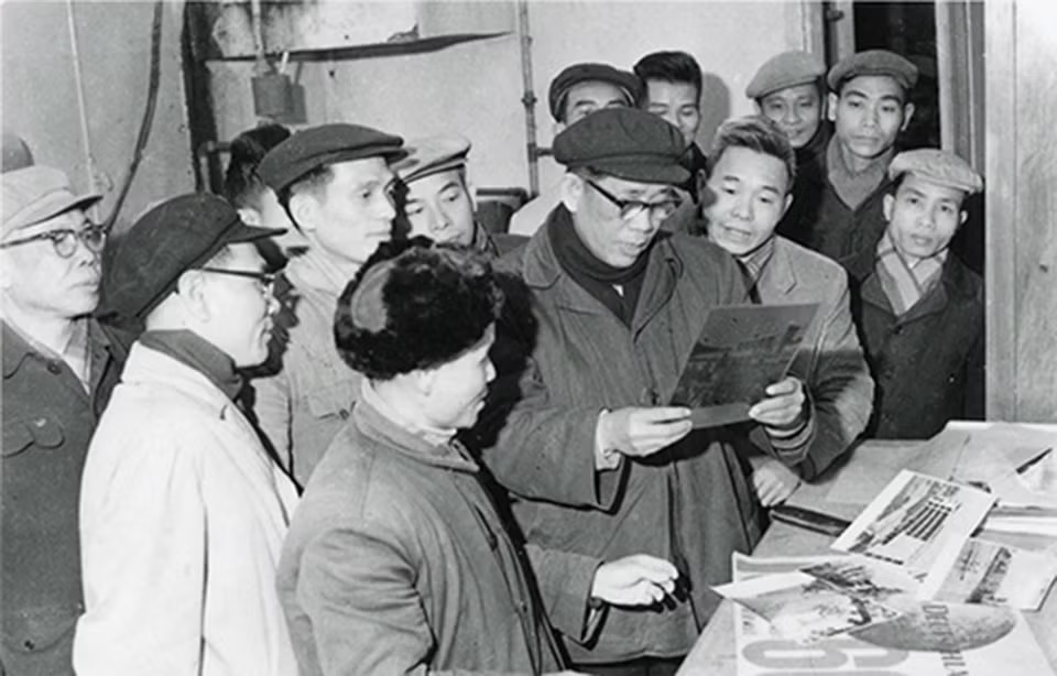 Tháng 2/1967, đồng chí Lê Duẩn, Bí thư thứ nhất Ban Chấp hành Trung ương Đảng đến thăm và làm việc với Việt Nam Thông tấn xã. (Ảnh: Tư liệu TTXVN)