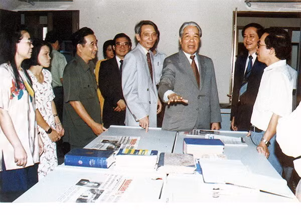 Tổng Bí thư Đỗ Mười thăm Ban biên tập tin Đối ngoại của TTXVN, ngày 1/9/1995. (Ảnh: Xuân Lâm/TTXVN)