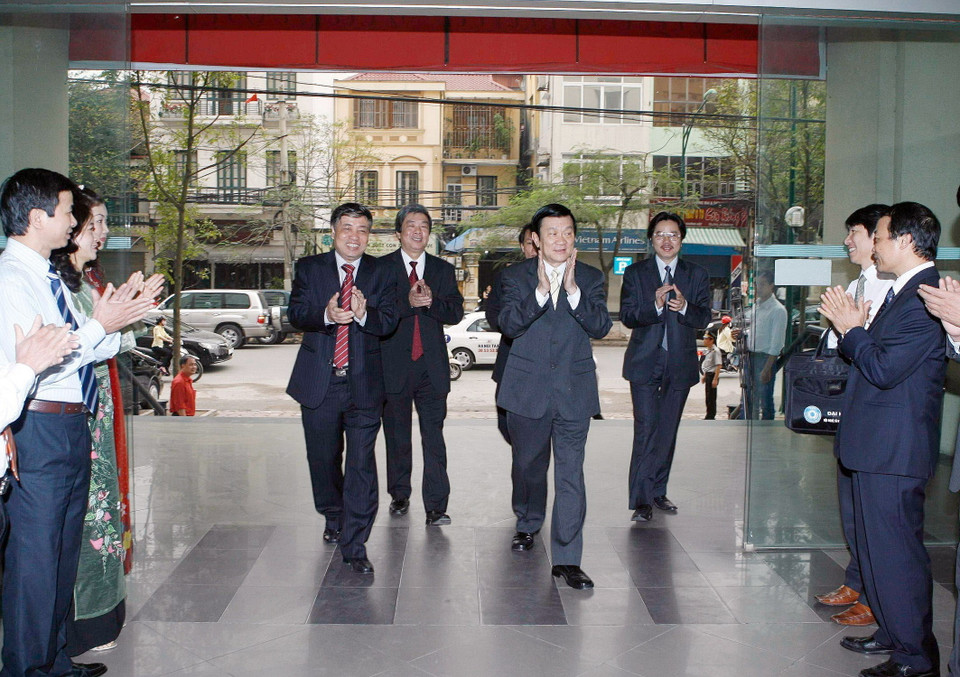 Ủy viên Bộ Chính trị, Thường trực Ban Bí thư Trương Tấn Sang thăm, làm việc với TTXVN, ngày 4/3/2010. (Ảnh: Thống Nhất/TTXVN)