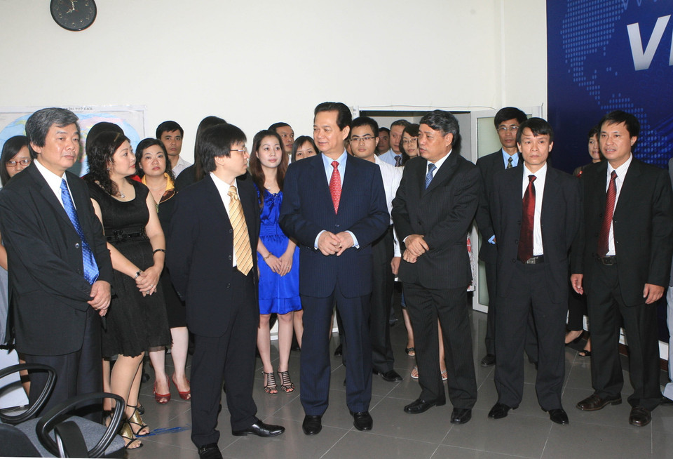 Thủ tướng Nguyễn Tấn Dũng thăm Báo điện tử VietnamPlus trong lần đến thăm, làm việc với TTXVN nhân kỷ niệm 84 năm ngày báo chí Cách mạng Việt Nam (21/6), ngày 17/6/2009. (Ảnh: Đức Tám/TTXVN)