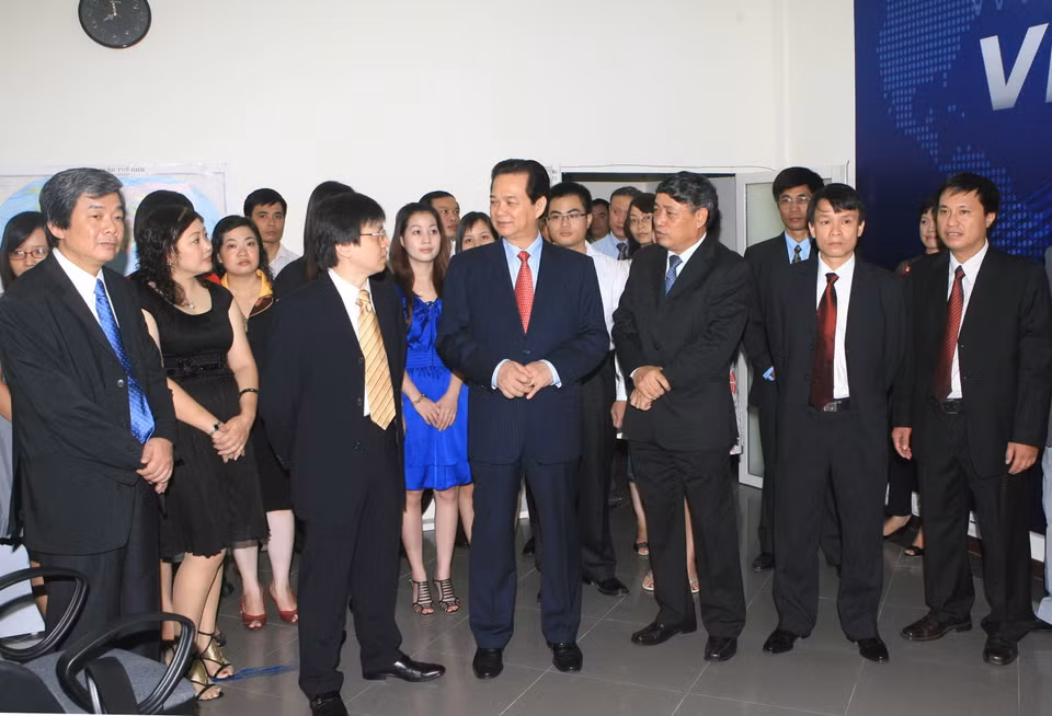 Thủ tướng Nguyễn Tấn Dũng thăm Báo điện tử VietnamPlus trong lần đến thăm, làm việc với TTXVN nhân kỷ niệm 84 năm ngày báo chí Cách mạng Việt Nam (21/6), ngày 17/6/2009. (Ảnh: Đức Tám/TTXVN)