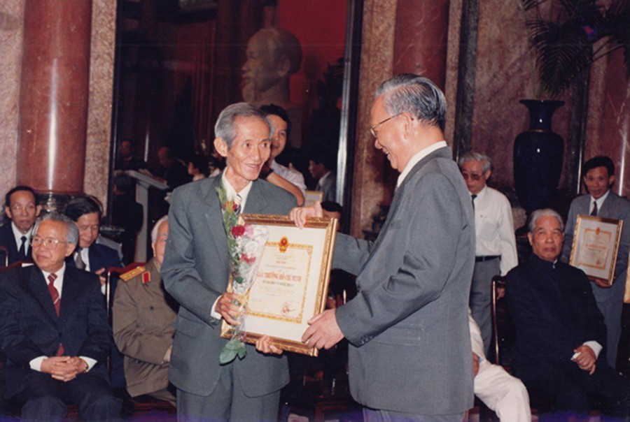 Chủ tịch nước Lê Đức Anh trao tặng Bằng khen và Giấy chứng nhận Giải thưởng Hồ Chí Minh đợt I cho nhà báo Lâm Hồng Long, tháng 9/1996. (Ảnh: TTXVN)