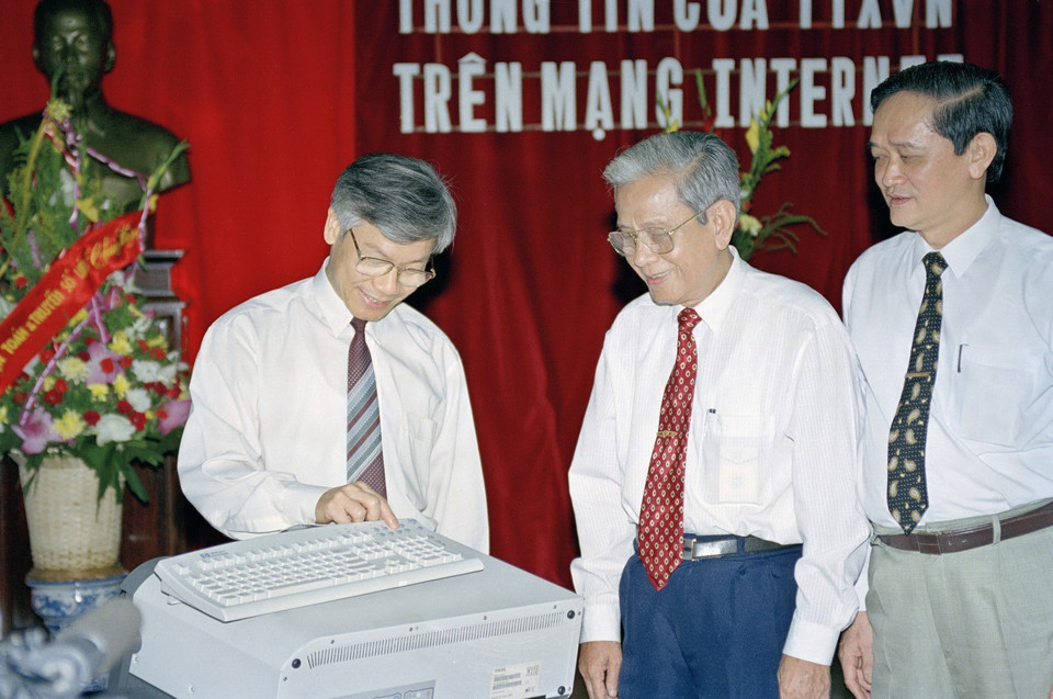  Ngày 19/8/1998, tại Hà Nội, TTXVN tổ chức Lễ khai trương thông tin của TTXVN trên mạng Internet. Đồng chí Nguyễn Phú Trọng, Ủy viên Bộ Chính trị đến dự và ấn nút hòa mạng. (Ảnh: Nguyễn Dân/TTXVN)