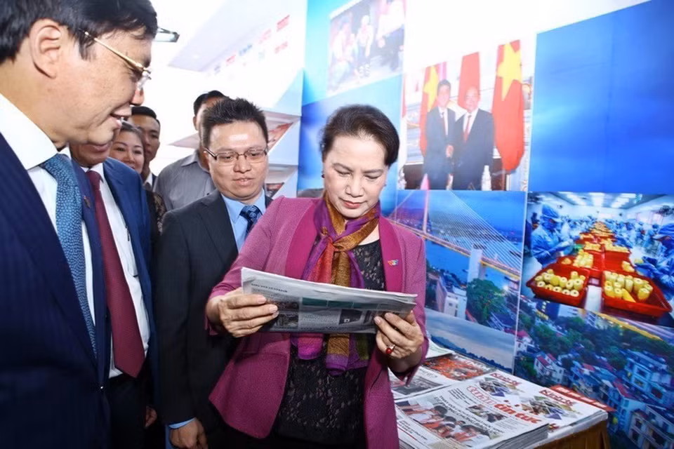 Chủ tịch Quốc hội Nguyễn Thị Kim Ngân thăm gian trưng bày các ấn phẩm của Thông tấn xã Việt Nam tại Hội báo toàn quốc năm 2018, chiều 16/3/2018. (Ảnh: Minh Quyết/TTXVN)