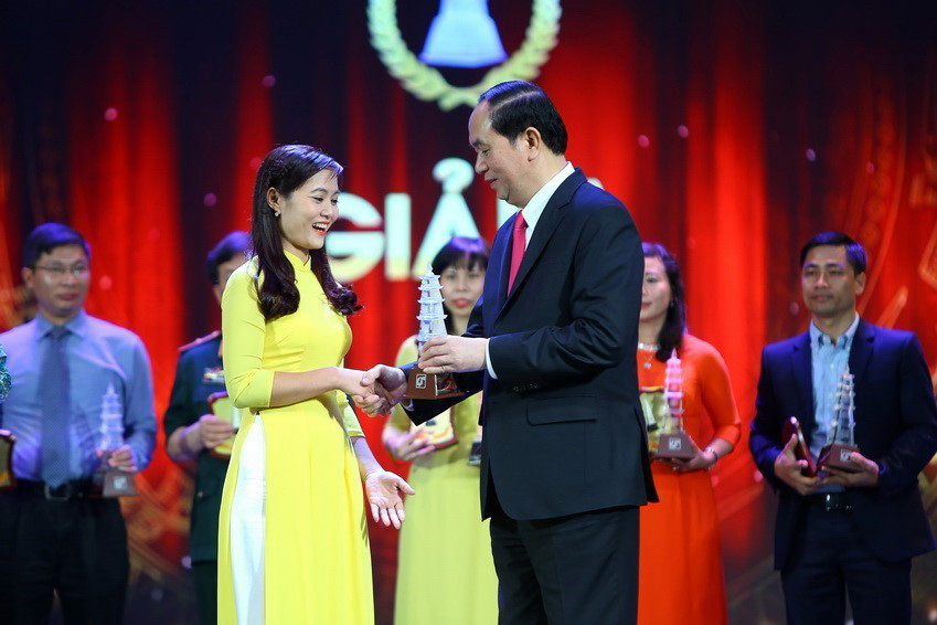 Chủ tịch nước Trần Đại Quang trao giải A Giải Báo chí Quốc gia lần thứ 11 - năm 2016 cho tác giả Cao Thùy Giang (Báo điện tử VietnamPlus), Liên chi hội Nhà báo TTXVN (ngày 21/6/2017). (Ảnh: Minh Quyết/TTXVN)