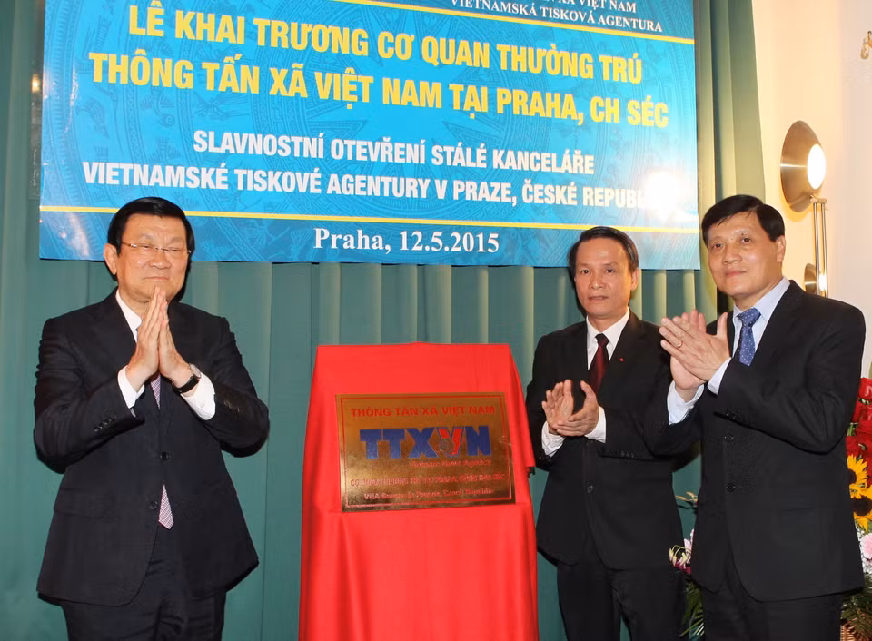 Chủ tịch nước Trương Tấn Sang và các đại biểu tại Lễ khai trương Cơ quan thường trú Thông tấn xã Việt Nam tại Prague, Cộng hòa Séc, ngày 12/5/2015. (Ảnh: Nguyễn Khang/TTXVN)