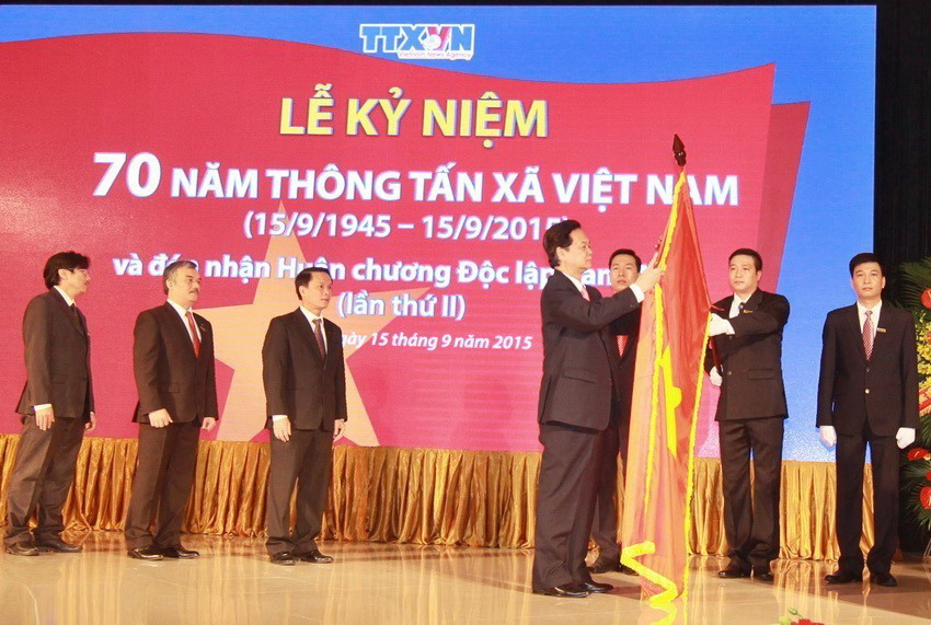 Sáng 15/9/2015, Thủ tướng Nguyễn Tấn Dũng đến dự Lễ kỷ niệm 70 năm Ngày thành lập Thông tấn xã Việt Nam (15/9/1945 – 15/9/2015) và trao Huân chương Độc lập hạng Nhất (lần thứ hai) của Chủ tịch nước tặng TTXVN. (Ảnh: Minh Quyết/TTXVN)
