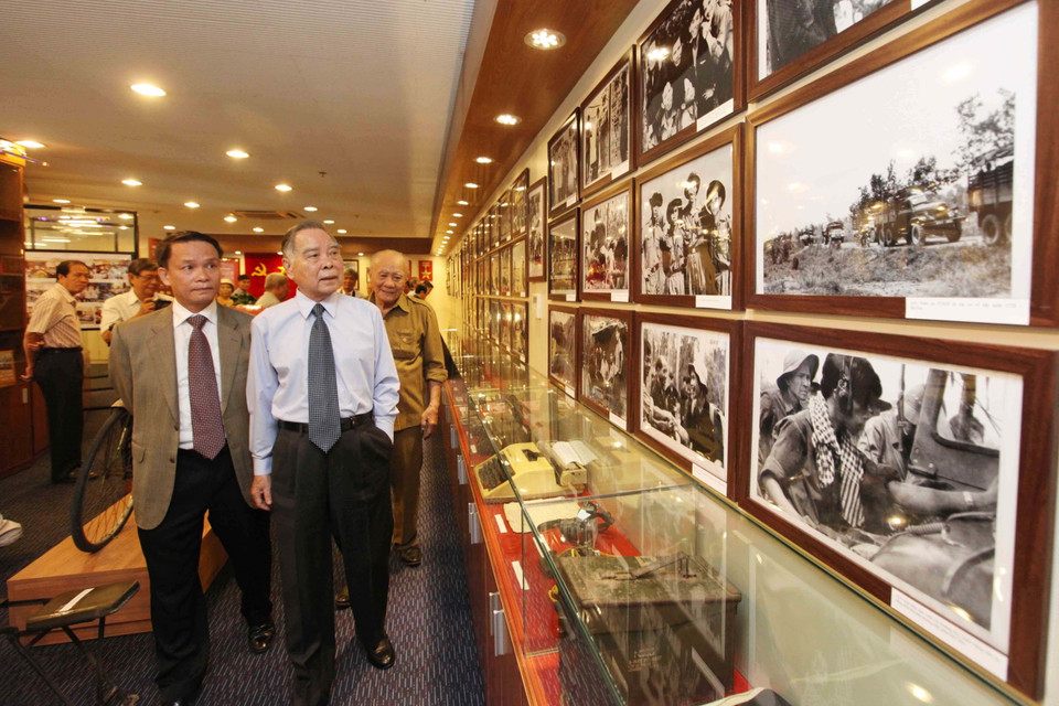 Nguyên Thủ tướng Phan Văn Khải tham quan Phòng truyền thống TTXVN tại Cơ quan TTXVN khu vực phía Nam, nhân dịp kỷ niệm 70 năm Ngày thành lập Thông tấn xã Việt Nam (15/9/1945 - 15/9/2015) và 55 năm Ngày thành lập Thông tấn xã Giải phóng (12/10/1960 - 12/10/2015), ngày 12/10/2015. (Ảnh: Mạnh Linh/TTXVN)